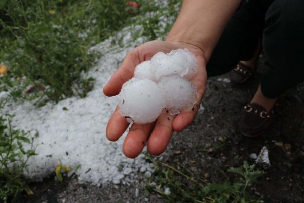 Lluvia de granizos sorprende en Estambul