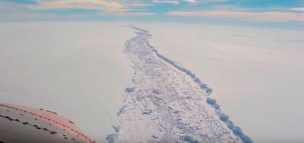 Se desprende un gigantesco iceberg en la Antártica