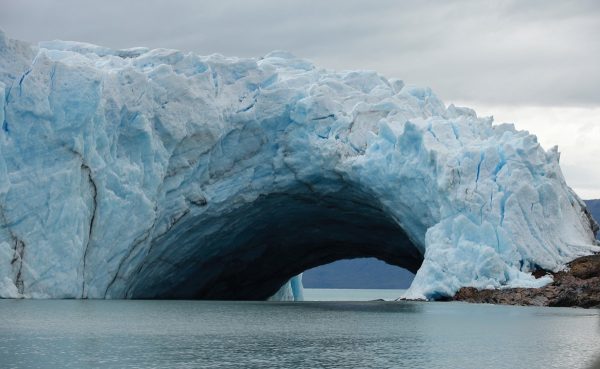 Se inicia ruptura de un arco de hielo en el glaciar Perito Moreno