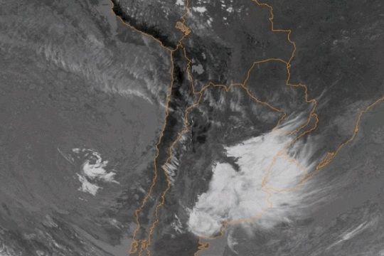 Tormenta subtropical frente a las costas de Chile asombra a meteorólogos del mundo